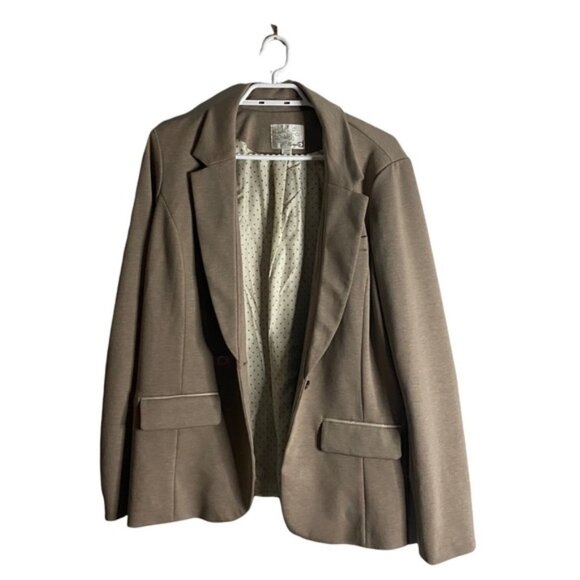 Dynamite Women's Tan Button Front Blazer - Picture 8 of 8